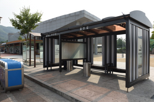 이미지 설명 : 속리산(청원방향)휴게소가 성숙한 흡연문화 확산을 위해 새롭게 설치한 흡연부스 모습